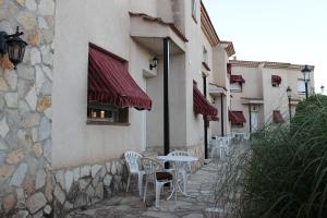 a table and chairs sitting outside of a building at Hostal Restaurante "El Cercao" in Saúca
