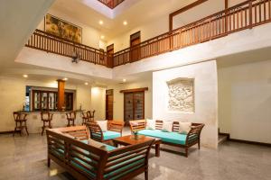 ein Wohnzimmer mit Stühlen und einem Tisch in der Unterkunft Starloka Saba Bali Hotel in Blahbatu