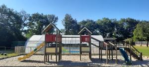 an outdoor playground with a slide and a slideintend at Happy Glamping in Wittelte