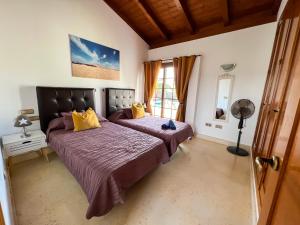 - une chambre avec 2 lits et des oreillers jaunes dans l'établissement Las Velas, à Corralejo 31 autres photos