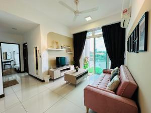 uma sala de estar com um sofá e uma televisão em Paragon Residence 8-12pax-Big Balcony with BBQ em Johor Bahru