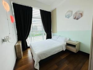 um quarto com uma cama e uma grande janela em Paragon Residence 8-12pax-Big Balcony with BBQ em Johor Bahru