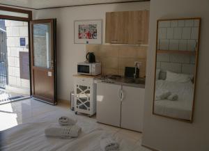 una piccola cucina con letto e forno a microonde di DUBROVNIK HAUS suites a Dubrovnik
