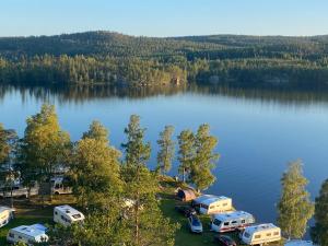 una vista aérea de un grupo de campamentos en un lago en Snibben Höga Kusten, en Ramvik