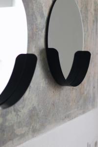 een spiegel met zwarte hoorns op een muur bij Apartamenti Nr. 33 in Talsi