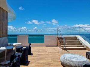 a balcony with a view of the ocean on a ship at Studio 1quarto Vista Mar Barra Business & Travel in Salvador