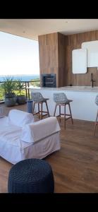 ein Wohnzimmer mit einem Bett und eine Küche in der Unterkunft Studio 1quarto Vista Mar Barra in Salvador