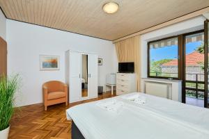 una grande camera con un letto e una finestra di DUBROVNIK HAUS suites a Dubrovnik