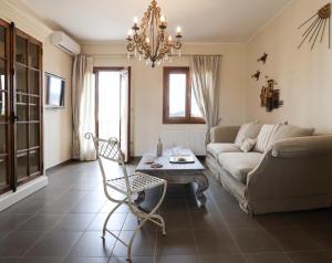 sala de estar con sofá y mesa en Condo in Aegina, en Aegina Town