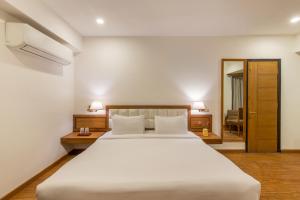 Country Inn Premier Pacific Mall Road Mussoorie客房内的一张或多张床位