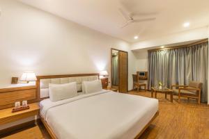 Country Inn Premier Pacific Mall Road Mussoorie客房内的一张或多张床位