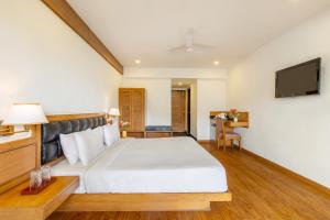 Country Inn Premier Pacific Mall Road Mussoorie客房内的一张或多张床位