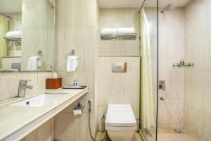 Country Inn Premier Pacific Mall Road Mussoorie的一间浴室