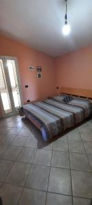 una camera con un grande letto di Casa Orosei Mannu a Orosei