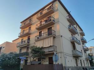 un condominio alto con persone sui balconi di Alghero, ottimo appartamento a 100 m. dal mare ad Alghero