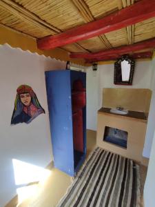 a room with a refrigerator and a stove at Riad Les 5 Lunes in Aït Idaïr