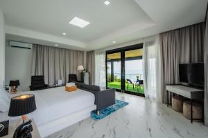 Bluemango Pool Villa & Resort Koh Samui的电视和/或娱乐中心