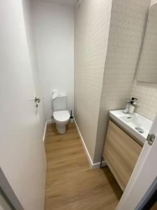 a small bathroom with a toilet and a sink at Céntrico piso en Portonovo in Portonovo