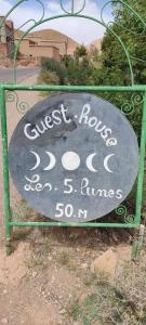 a sign that reads guest house and buses mph at Riad Les 5 Lunes in Aït Idaïr