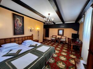 une chambre d'hôtel avec un lit, une table et des chaises dans l'établissement Hotel Zamek Ryn, à Ryn