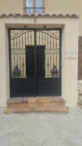 un cancello nero con due luci su un edificio di Casa Agapito Marazuela a Segovia