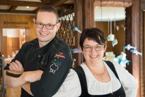 Ein Mann und eine Frau, die für ein Bild posieren in der Unterkunft Hotel Sternen in Buochs