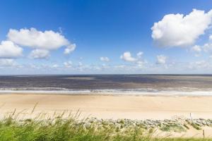 a view of a beach with the ocean in the background at Superb 6 Berth, Dog Friendly Caravan For Hire By The Beach In Norfolk Ref 50008m in Great Yarmouth