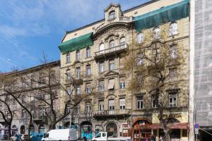 ein großes Steingebäude an der Ecke einer Straße in der Unterkunft Westend apartment in Budapest