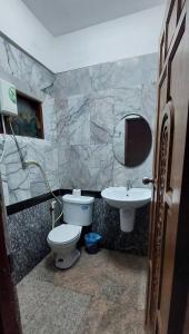 La salle de bains est pourvue de toilettes et d'un lavabo. dans l'établissement TG2 - Tientong Guesthouse 2, à Hua Hin