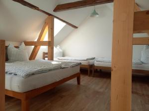 a bedroom with two bunk beds in a attic at Ferienhof Kchischowka in Vetschau
