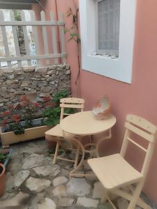 シミにあるSokratis Apartmentsの石壁の部屋(テーブル、椅子付)