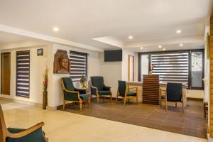 Country Inn Premier Pacific Mall Road Mussoorie的电视和/或娱乐中心