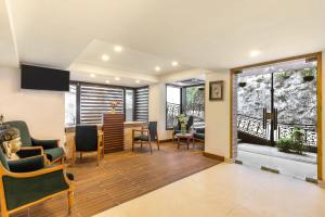 Country Inn Premier Pacific Mall Road Mussoorie的电视和/或娱乐中心