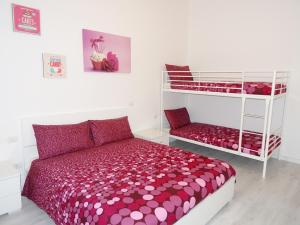 1 dormitorio con 1 cama y 1 litera en Affittimoderni Bergamo Sweet BGSU01 en Bergamo