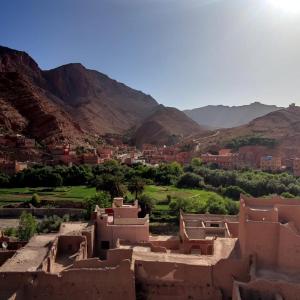 uma vista para uma aldeia nas montanhas em Riad Les 5 Lunes em Aït Idaïr