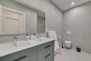 Ένα μπάνιο στο Apartamentos Pamplona Confort by Clabao