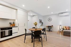 Il comprend une cuisine et un salon avec une table et des chaises. dans l'établissement Love Peace and Style, à Melbourne
