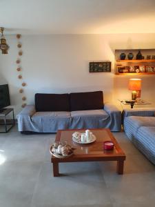 ポロスにあるPOROS Summer Apartment - Neorioのリビングルーム(ソファ、コーヒーテーブル付)