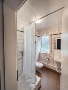 een witte badkamer met een toilet en een wastafel bij Jonagold Unterkunft in Karlsruhe