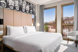 Postel nebo postele na pokoji v ubytování Le Meridien Visconti Rome