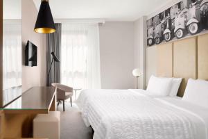 Postel nebo postele na pokoji v ubytování Le Meridien Visconti Rome