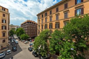 een luchtzicht op een straat met gebouwen bij Le Meridien Visconti Rome in Rome