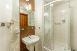 Kúpeľňa v ubytovaní Arka Medical SPA - PRYWATNY APARTAMENT 517A W CZĘŚCI APARTAMENTOWEJ ARKA MEDICAL SPA + 5 fotografií