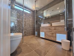 Bilik mandi di Chy Mor Apartment 2 - Stunning sea views on the harbour +10 gambar