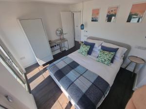 Katil atau katil-katil dalam bilik di Chy Mor Apartment 2 - Stunning sea views on the harbour