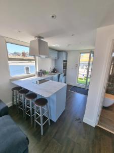 Dapur atau dapur kecil di Chy Mor Apartment 2 - Stunning sea views on the harbour
