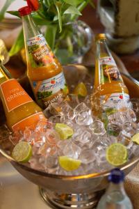 three bottles of beer in a bowl of ice and lime slices at HOTEL BREMER TOR, Bestes Hotelfrühstück, Self-Check-In 24 h in Vechta