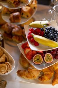 talerz owoców i inne jedzenie na stole w obiekcie HOTEL BREMER TOR, Bestes Hotelfrühstück, Self-Check-In 24 h w mieście Vechta