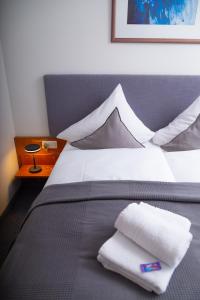 a bedroom with a bed with two white pillows at HOTEL BREMER TOR, Bestes Hotelfrühstück, Self-Check-In 24 h in Vechta