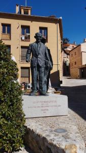 Una statua di un uomo davanti a un edificio di Casa Agapito Marazuela a Segovia